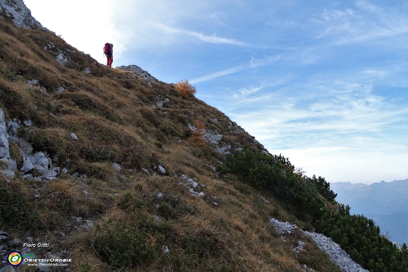 57 Saliamo per ripida traccia al Pizzo Badile.JPG